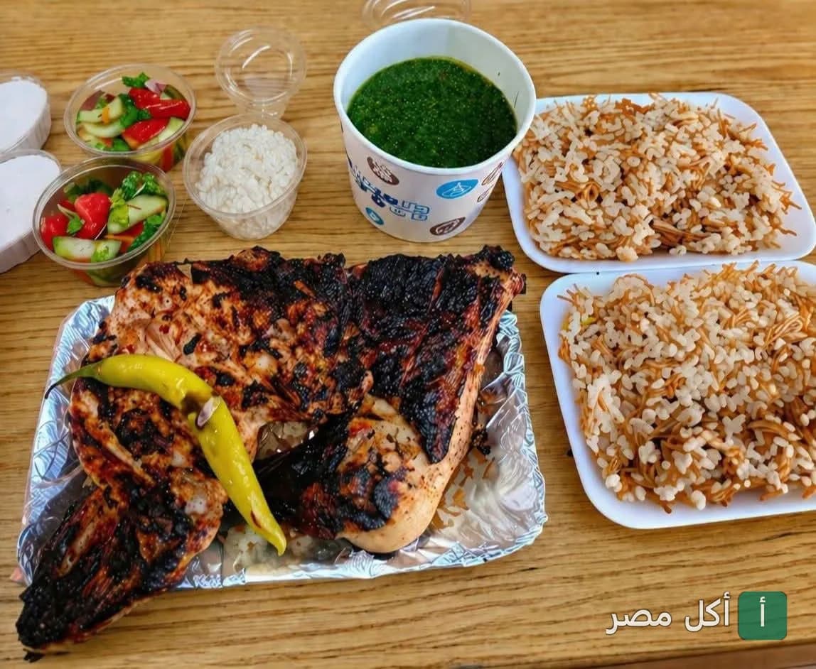 وجبة دجاج مشوي مع أرز بالشعيرية وملوخية وسلطة في مطعم الاكيل بالخليفة