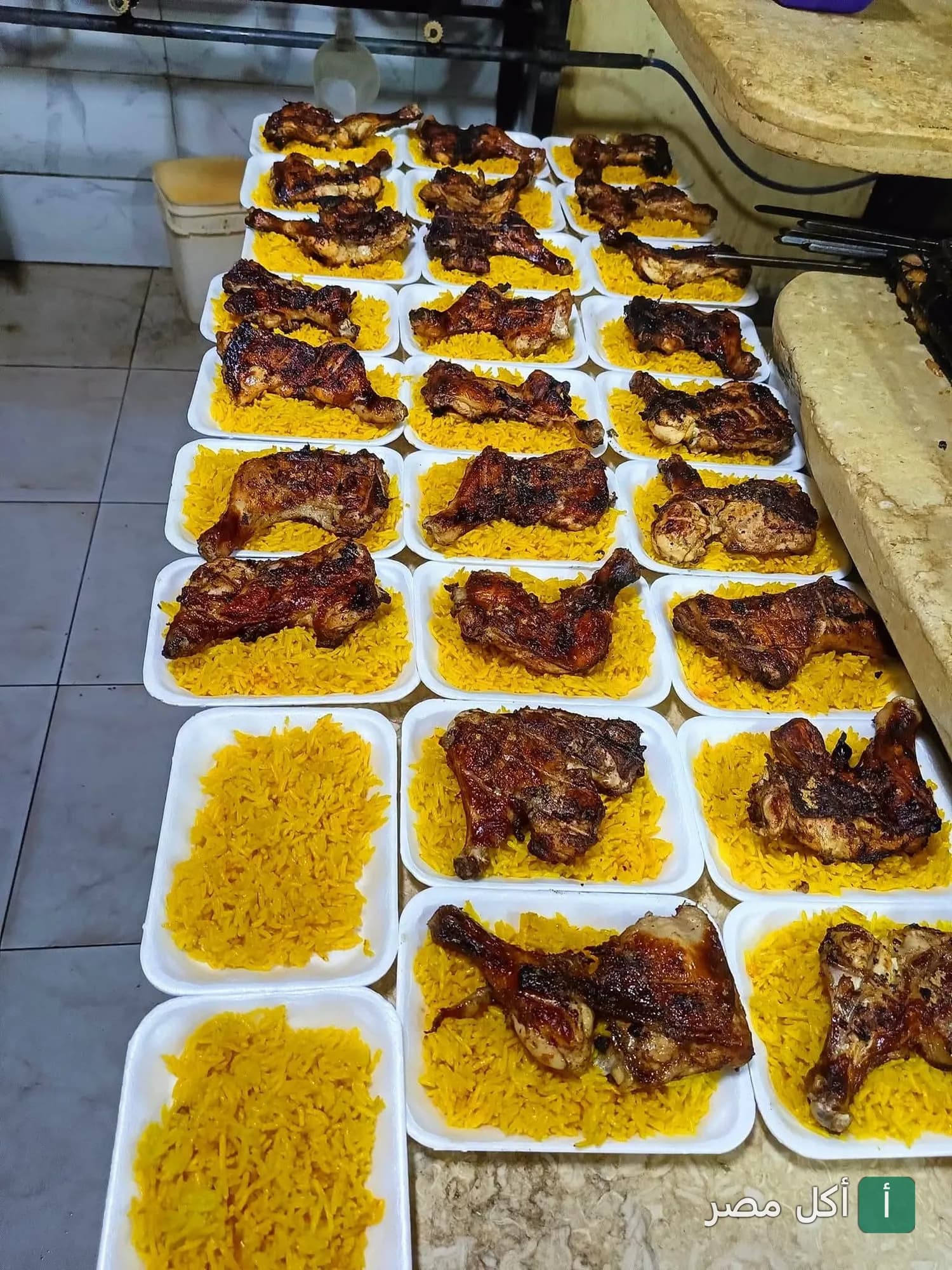 وجبات دجاج مشوي مع أرز أصفر في مطعم الأكيل بالخليفة