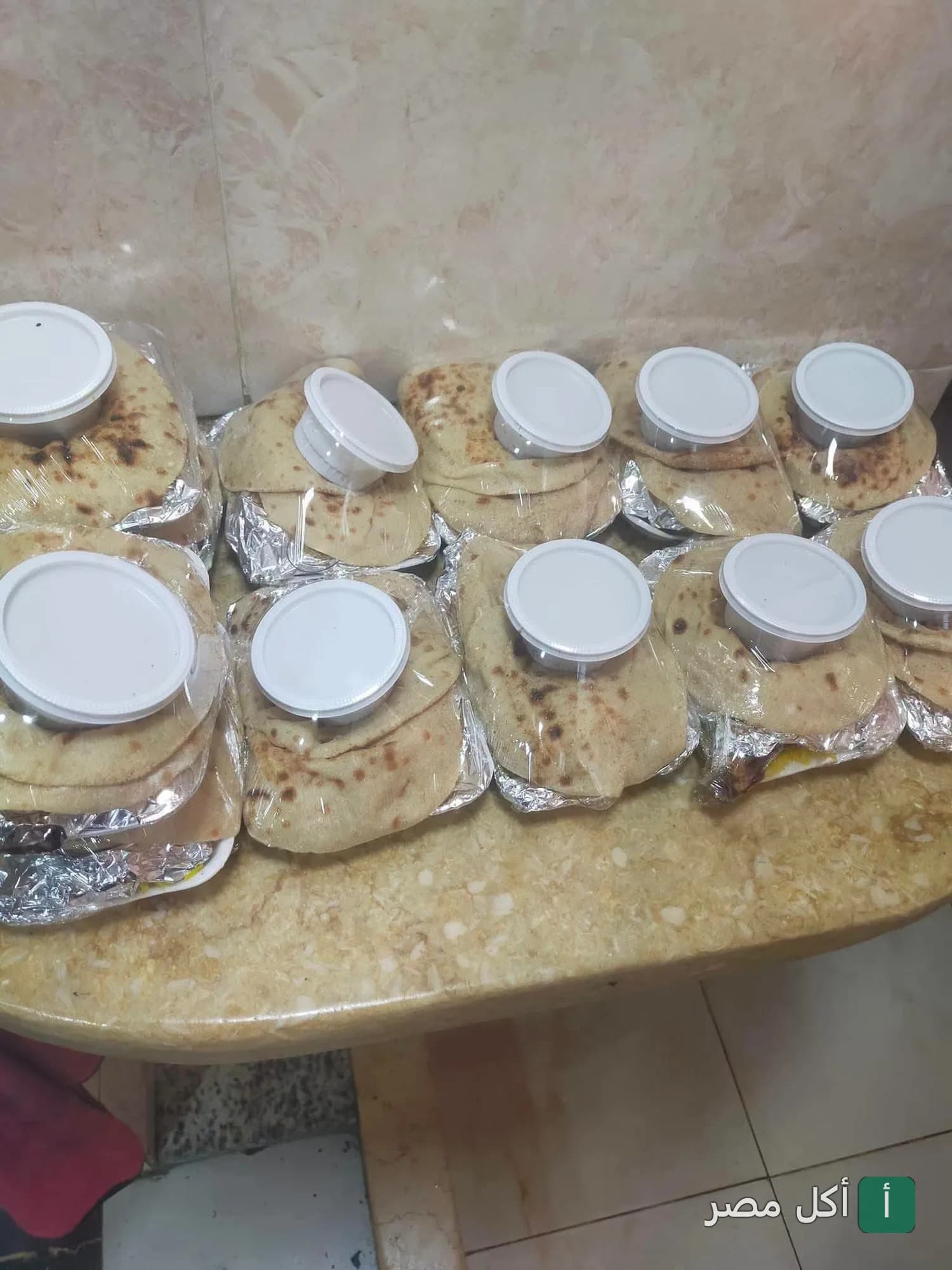 وجبات جاهزة مغلفة في مطعم الاكيل بالخليفة