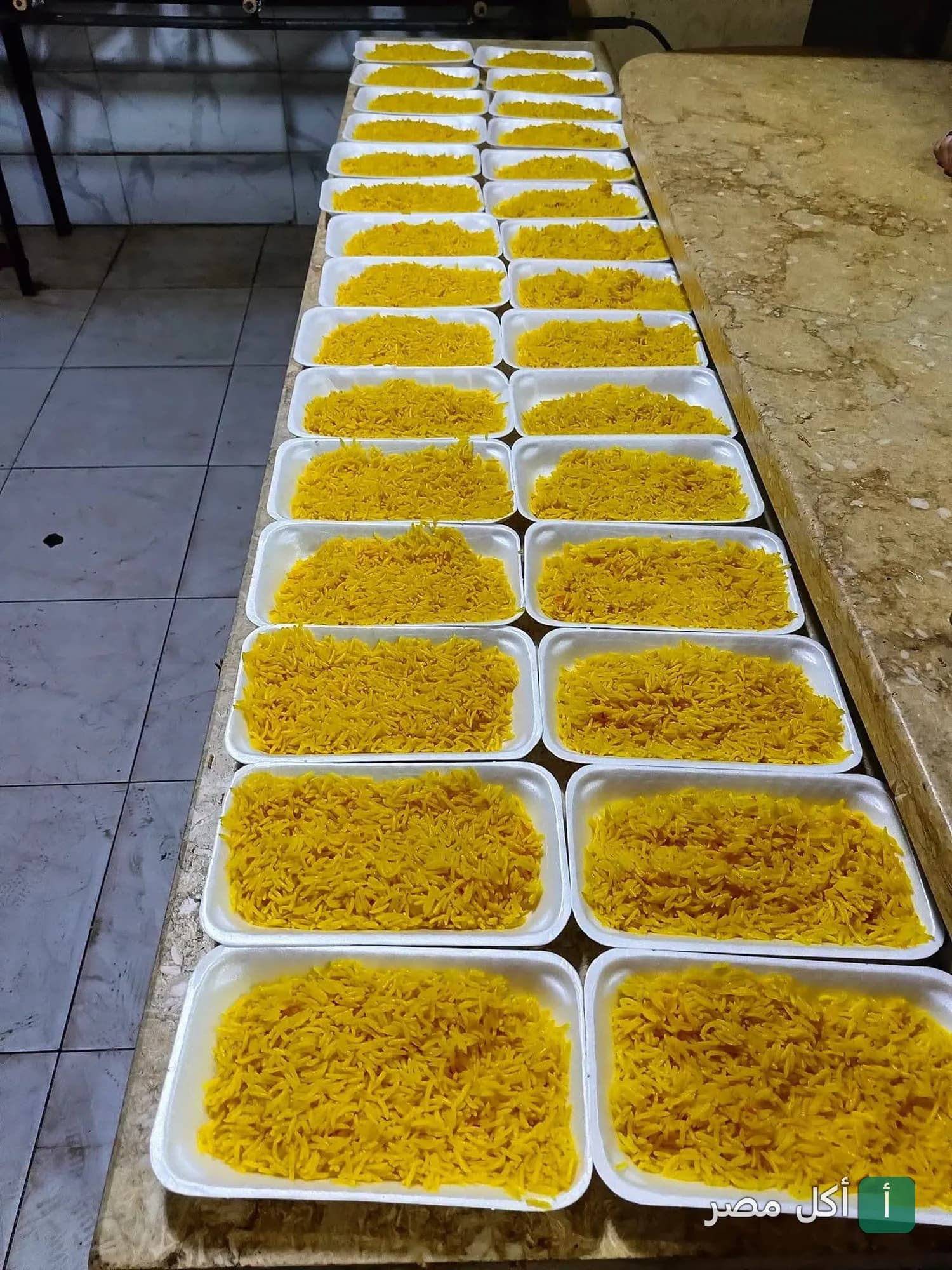 أطباق أرز أصفر جاهزة للتعبئة في مطعم الأكيل بالخليفة