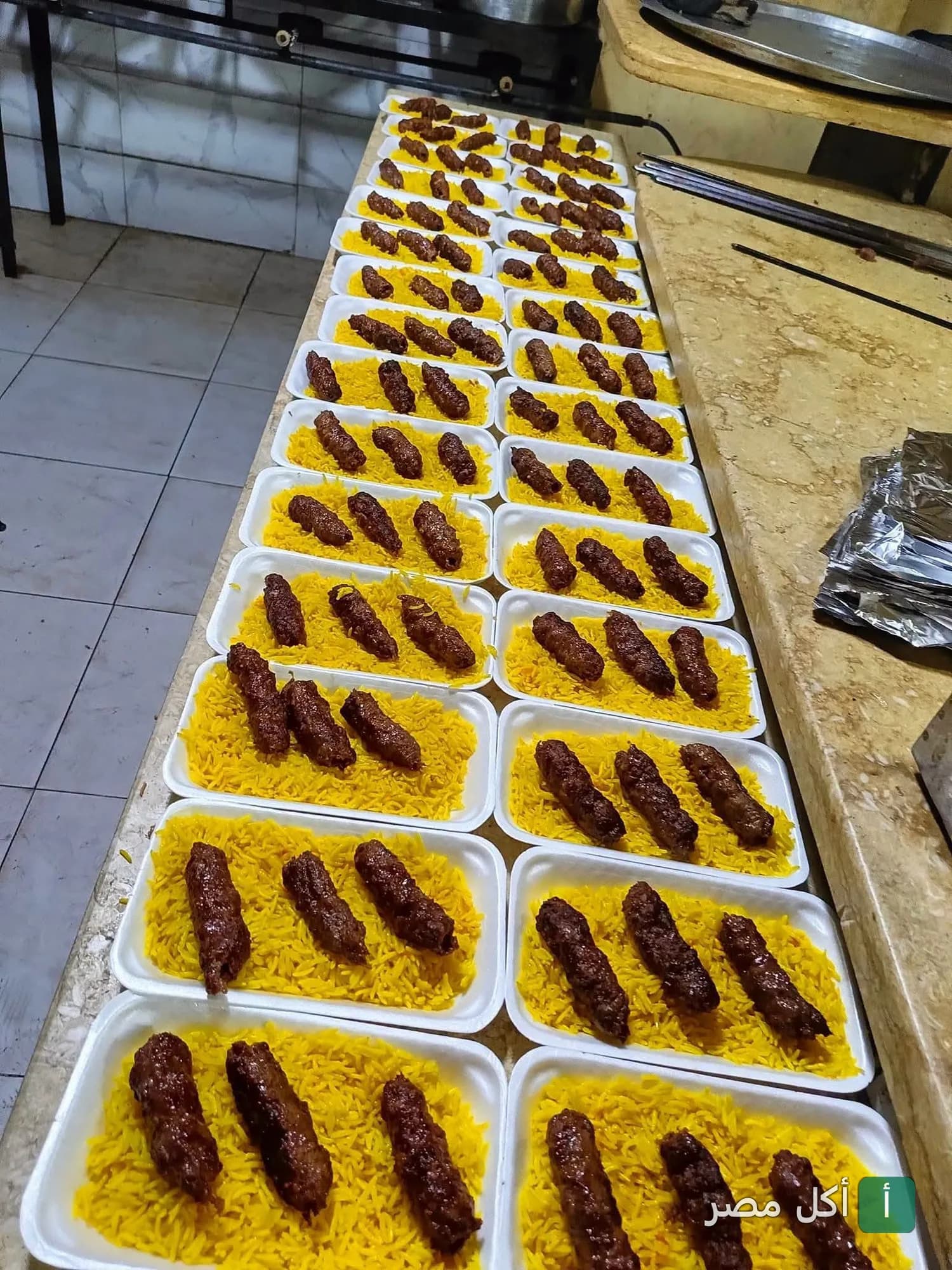 أطباق كفتة مشوية مع أرز أصفر جاهزة للتقديم في مطعم الاكيل بالخليفة.