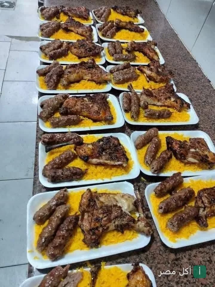 أطباق أرز أصفر مع كفتة ودجاج مشوي في مطعم الاكيل بالخليفة