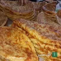 فطير مشلتت مصري طازج مكدس في مطعم ألبان مجدي بالخليفة.