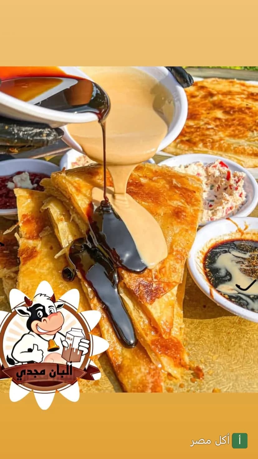 فطير مشلتت من ألبان مجدي يُصب عليه الطحينة والعسل الأسود.