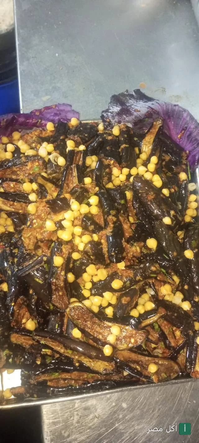 طبق باذنجان مخلل مع الحمص في مطعم الملك بالخليفة