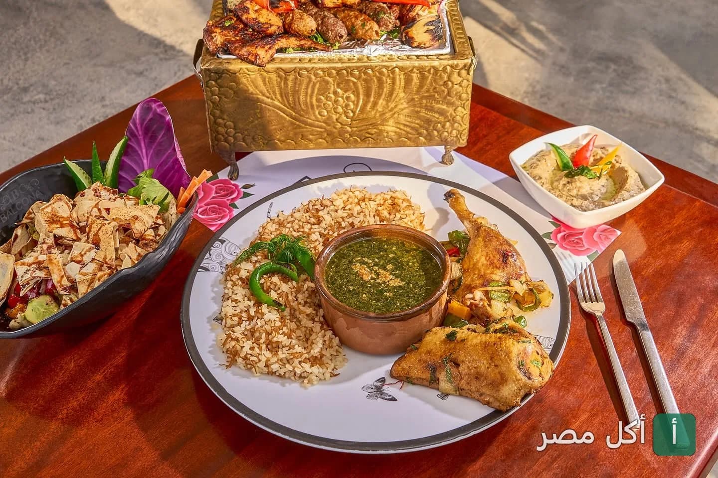 طبق رئيسي من الملوخية والأرز والدجاج المشوي مع مقبلات وسلطة في مطعم بالكونا 99 بمدينة 6 أكتوبر.