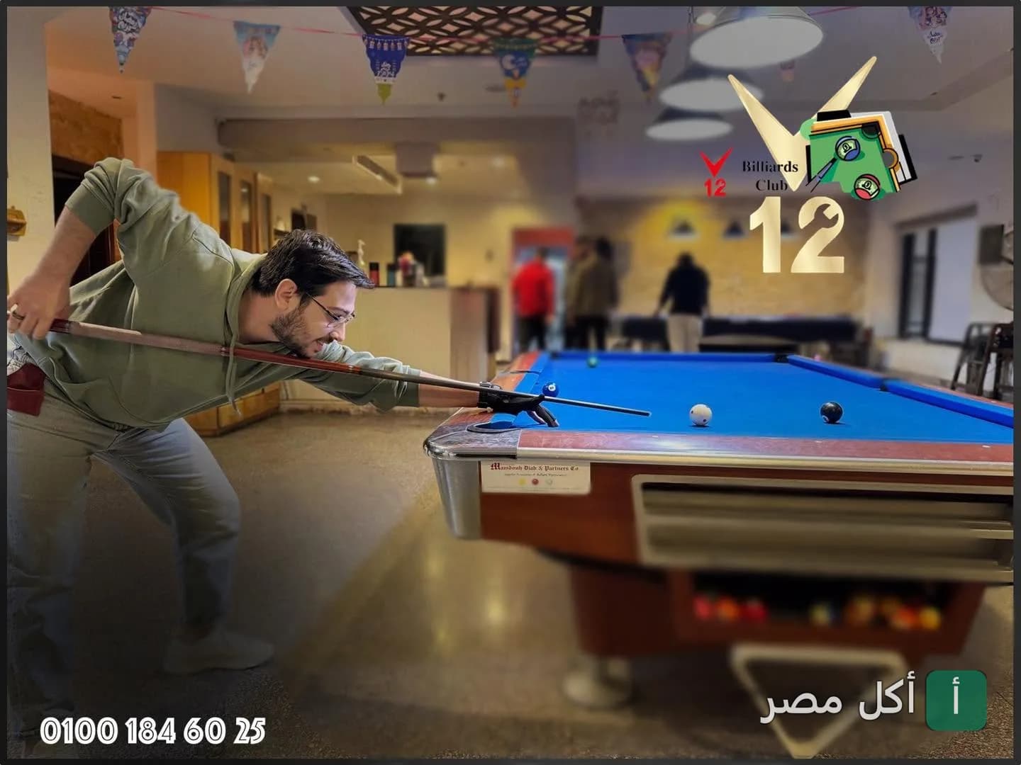 شخص يلعب بلياردو في صالة في 12 بلياردو كافيه بمدينة 6 أكتوبر