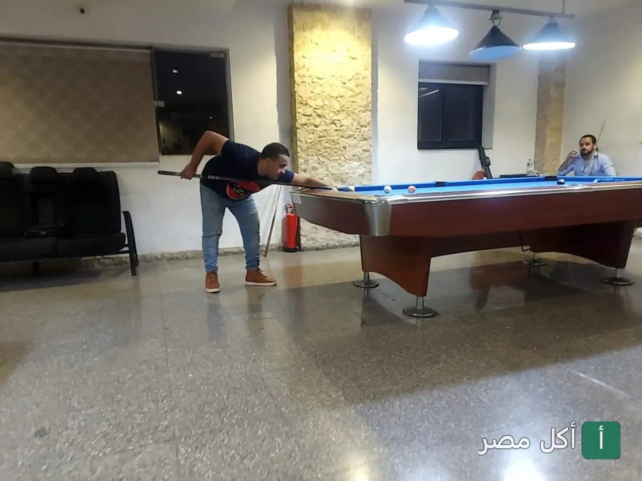 شخص يلعب البلياردو داخل في 12 بلياردو كافيه في 6 أكتوبر.