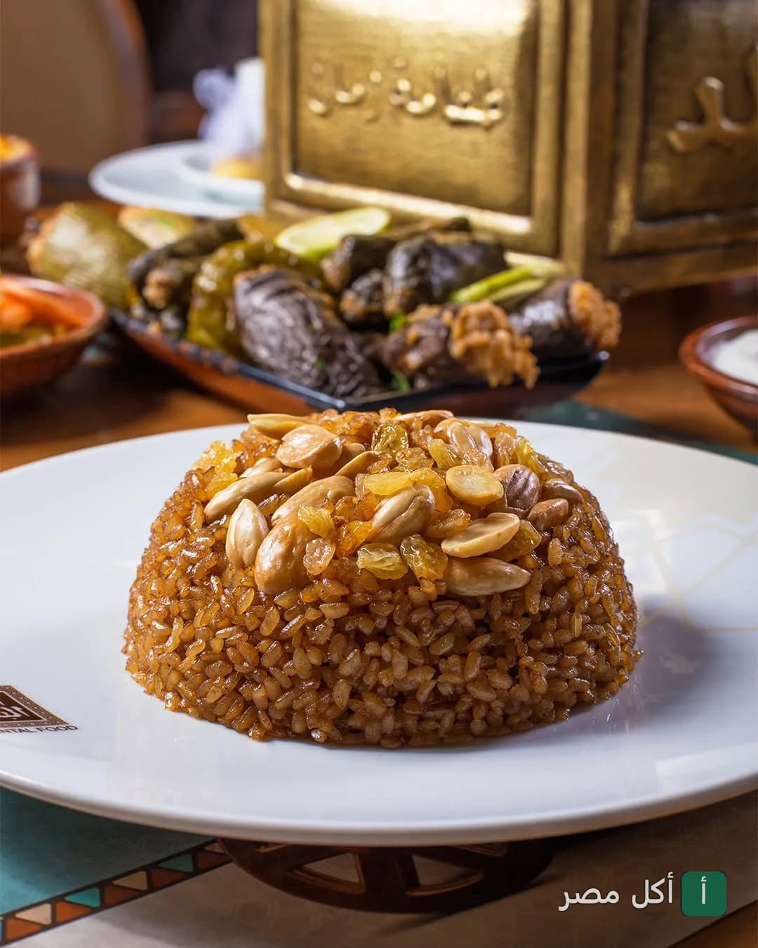 طبق أرز بالخلطة والمكسرات مع محشي ورق عنب في مطعم إبن البلد.