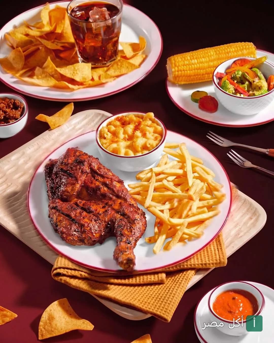 وجبة مشويات من مطعم بوتشر برجر تتكون من دجاج مشوي مع بطاطس محمرة وماك أند تشيز.