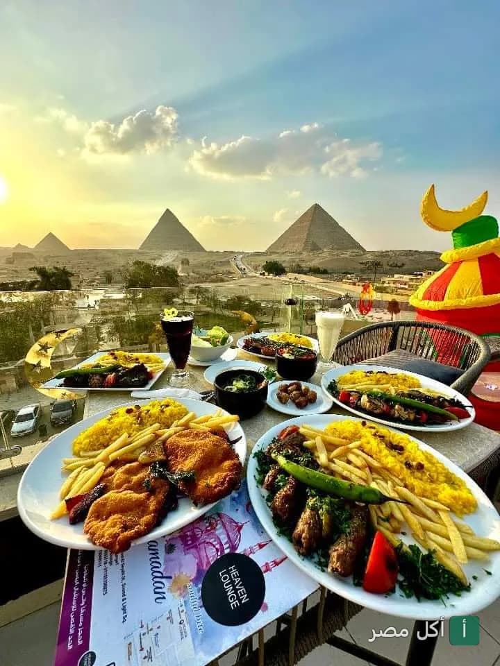مائدة إفطار رمضانية متنوعة في هيفين لاونج آند روف توب فيو مع إطلالة بانورامية مباشرة على أهرامات الجيزة.