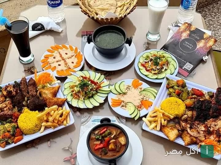 سفرة مليانة أطباق مشويات ومقبلات متنوعة في هيفين لاونج آند روف توب فيو بنزلة السمان.
