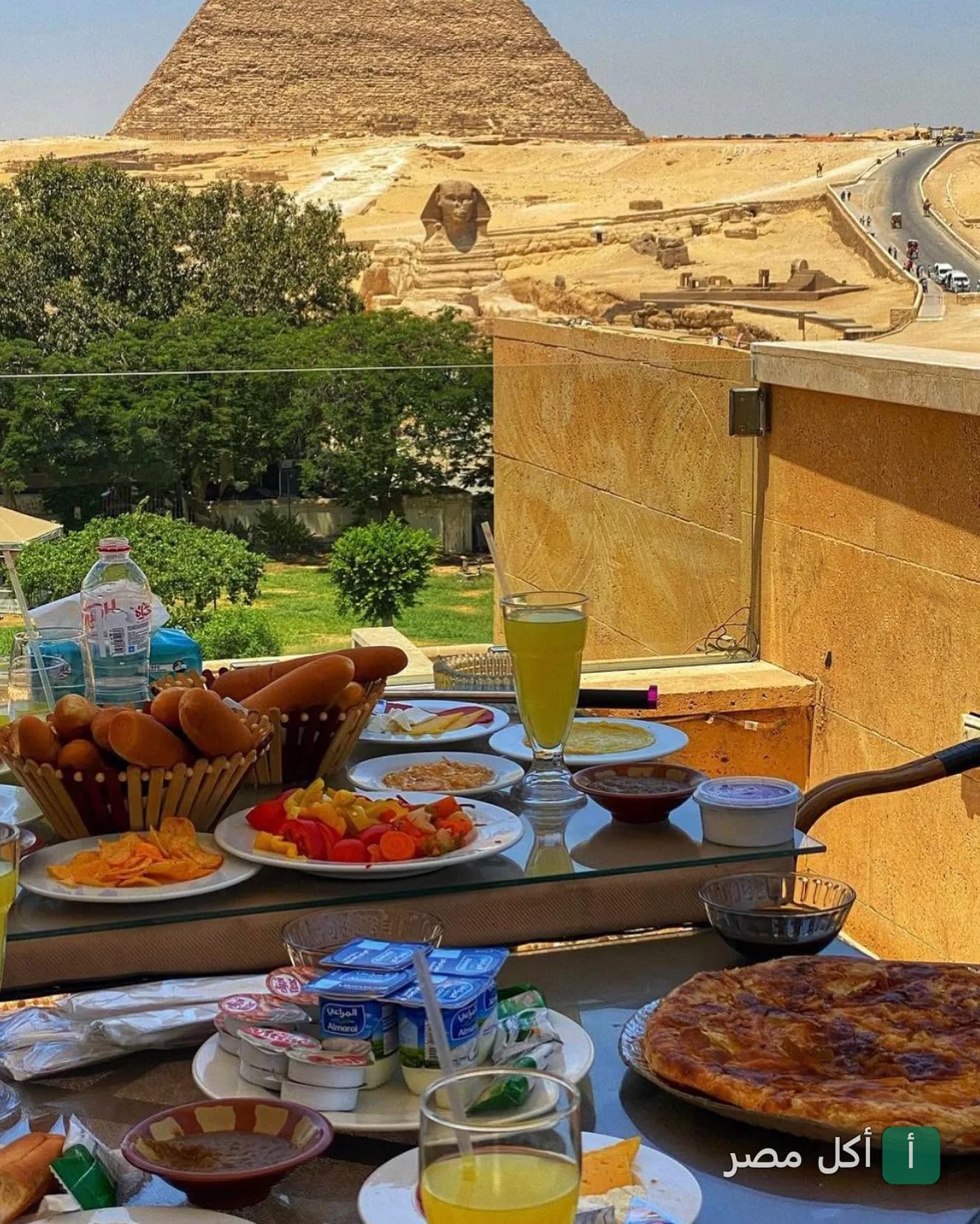 إفطار متنوع على طاولة في هيفين لاونج بنزلة السمان مع إطلالة مباشرة على الأهرامات وأبو الهول.