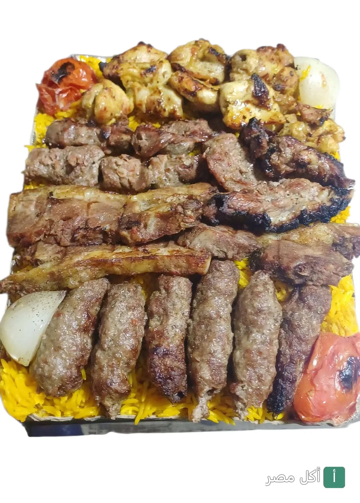 طبق مشاوي مشكل من الكبابجي أبو عبدو بالأهرام، يحتوي على كباب وكفتة وشيش طاووق على أرز أصفر.