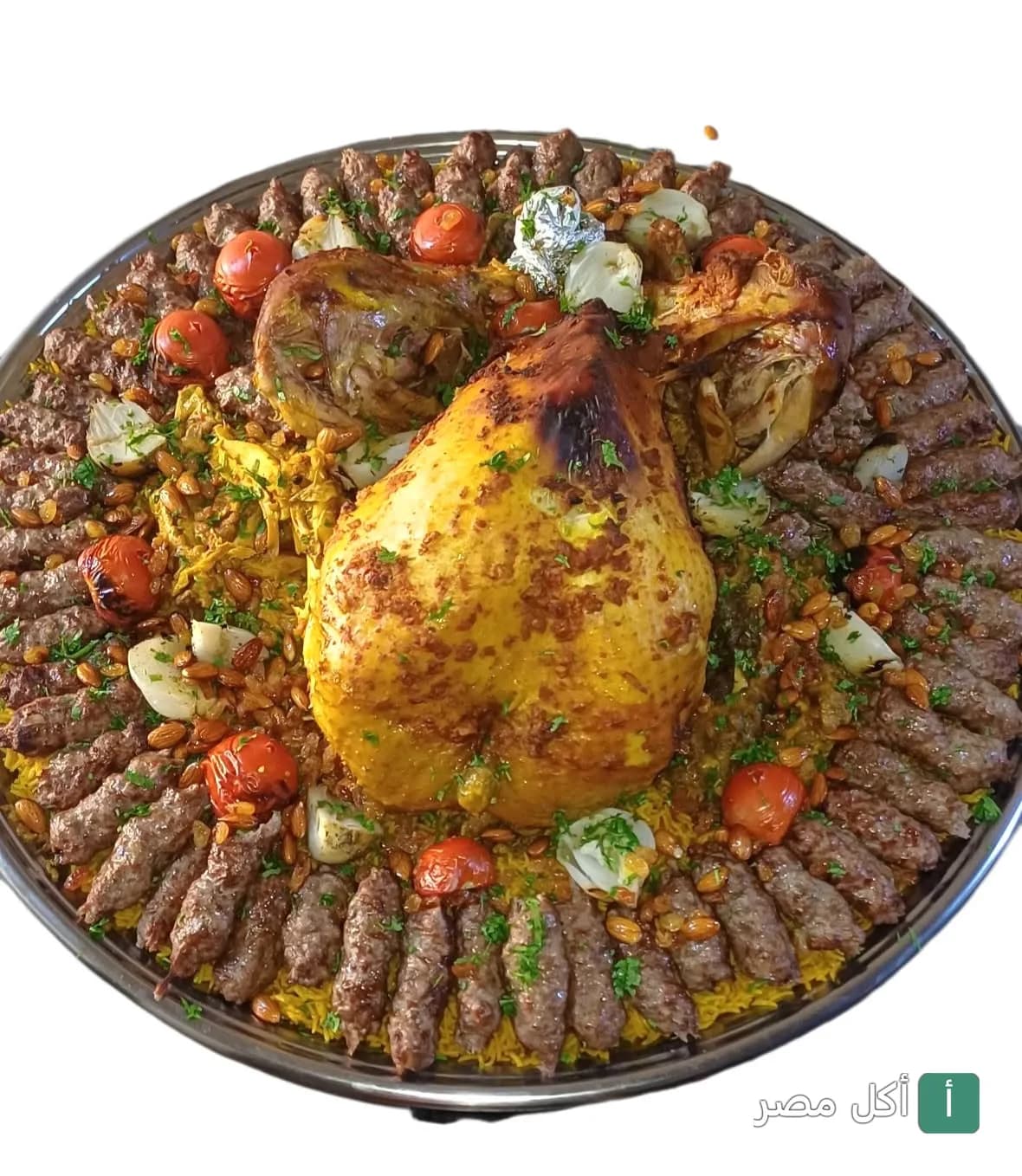 صينية مشاوي مشكلة من الكبابجي أبو عبدو في الأهرام تضم دجاج محمر وكفتة وأرز بالمكسرات.