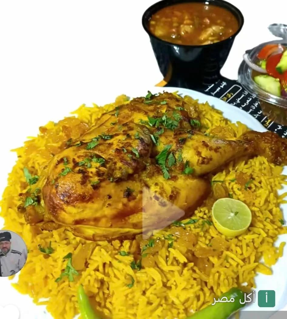 طبق دجاج مشوي مع أرز أصفر ومقبلات من مطعم الكبابجي أبو عبدو في الأهرام.