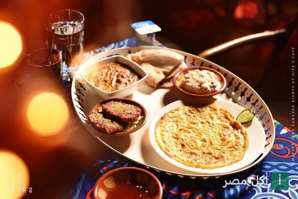 طبق إفطار مصري متنوع في ديفاز كافيه ومطعم بالأهرام يضم أومليت وفول وطعمية