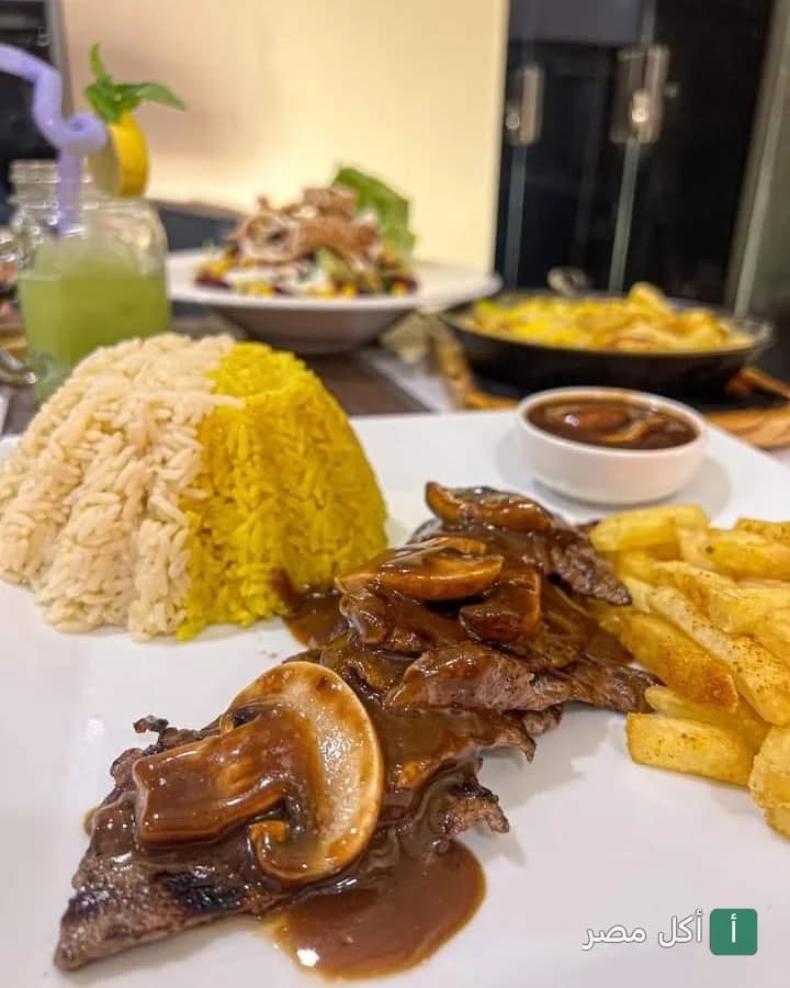 طبق ستيك بصوص المشروم مع أرز أصفر وأبيض وبطاطس مقلية في ديفاز كافيه ومطعم بالأهرام