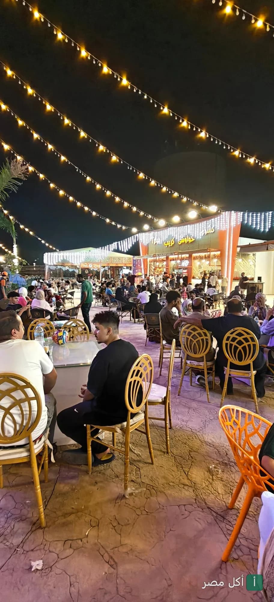 جلسات خارجية في مطعم رسلان بأطفيح مع إضاءة ليلية وأجواء حيوية.