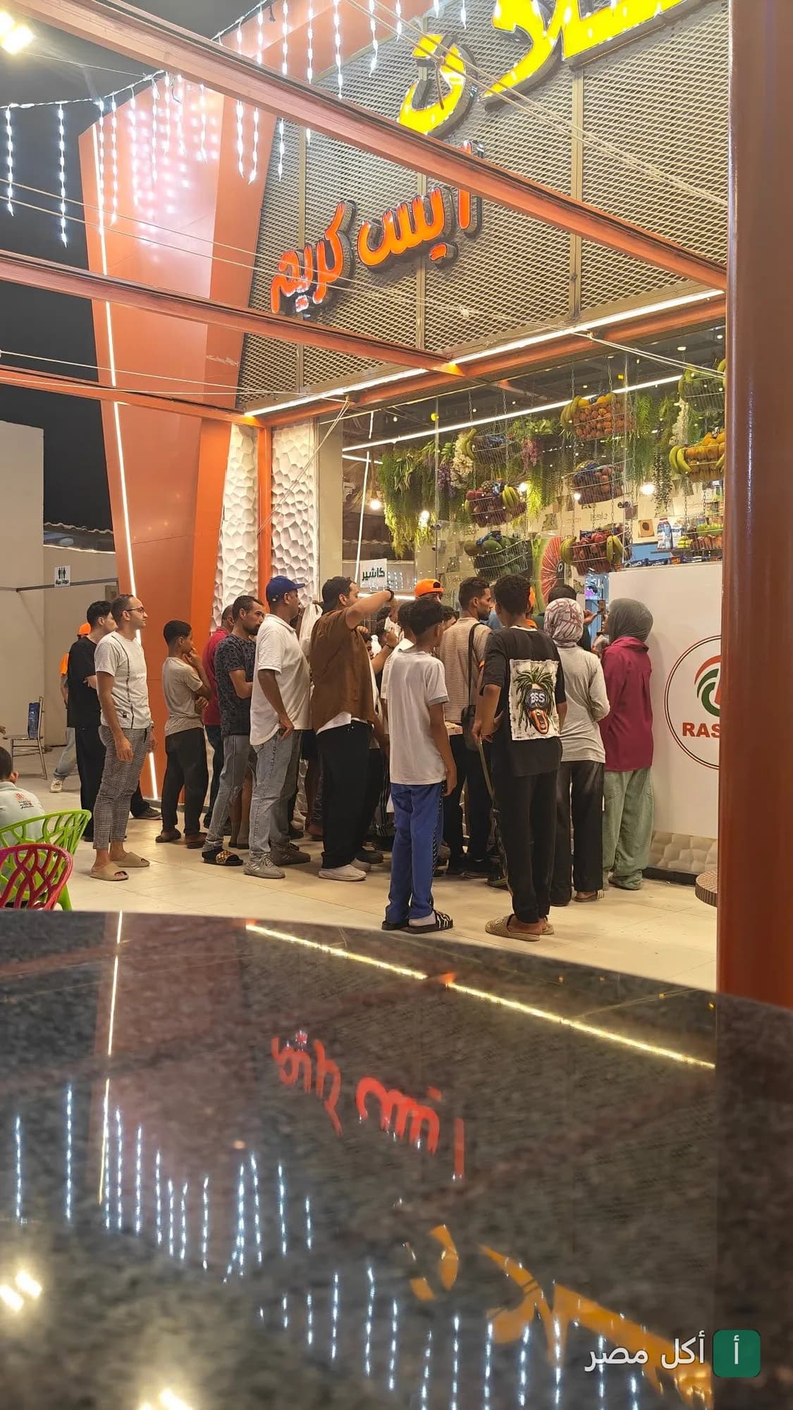 زحمة زبائن أمام كاونتر مطعم رسلان في أطفيح