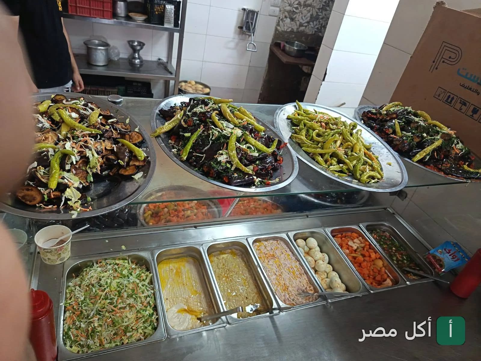 أطباق مقبلات متنوعة وباذنجان مقلي في مطعم فلفله ابو نور بأطفيح