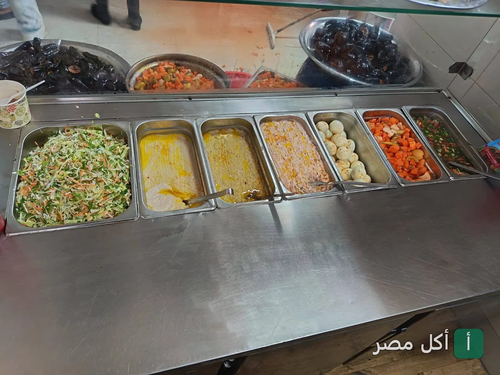 تشكيلة مقبلات وسلطات متنوعة في مطعم فلفله ابو نور بأطفيح