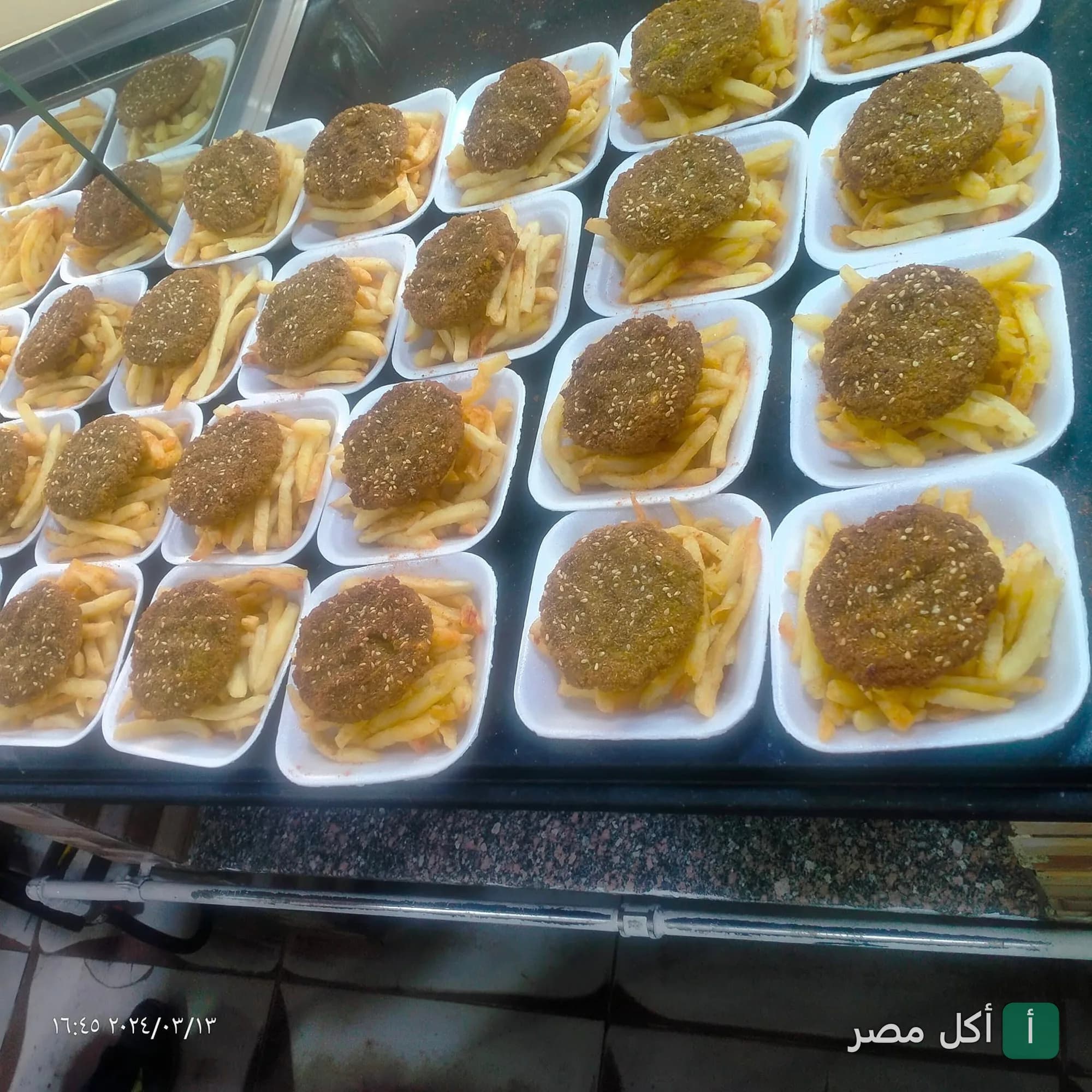 أطباق طعمية مقلية مع بطاطس محمرة في مطعم فلفله ابو نور بأطفيح
