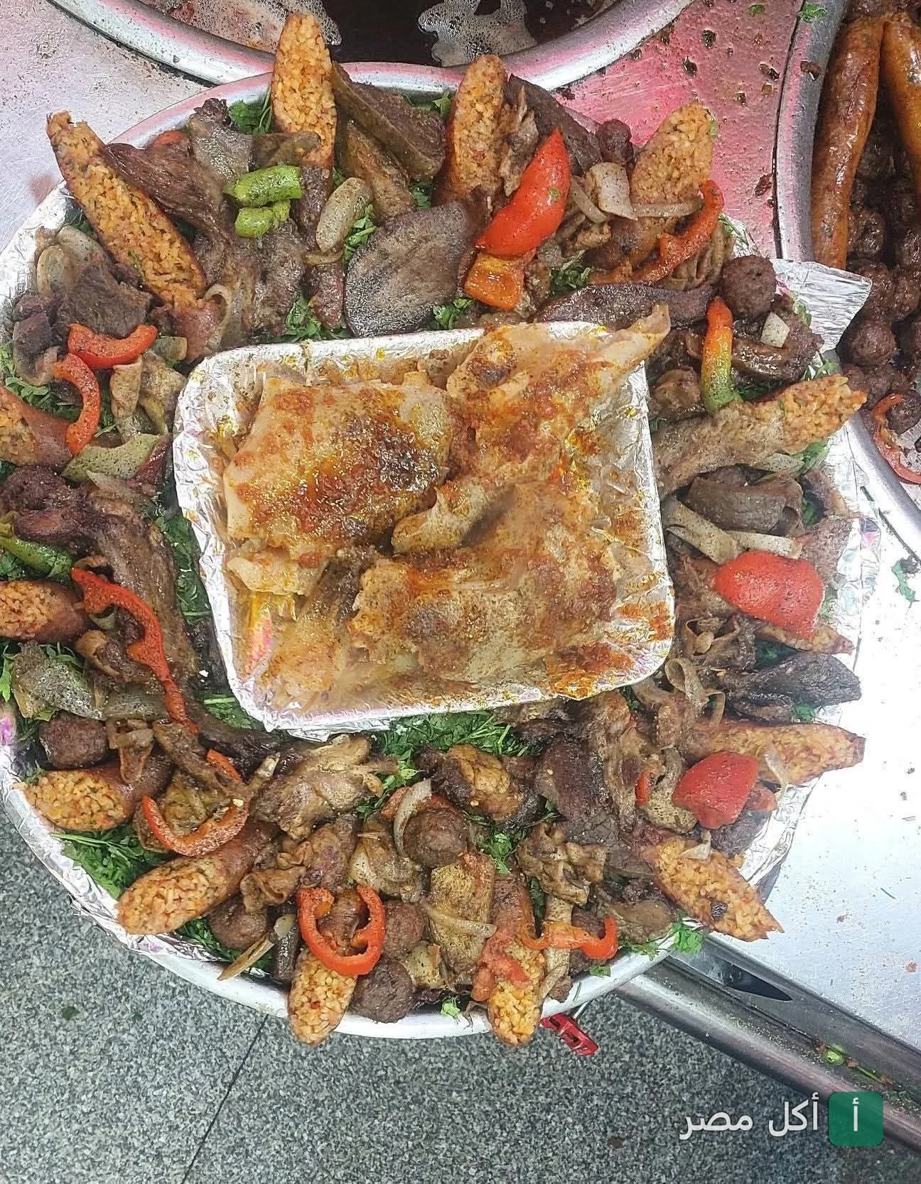طبق مشويات مشكل من مطعم أحباب السيدة في بولاق الدكرور يضم كبدة وسجق وممبار.