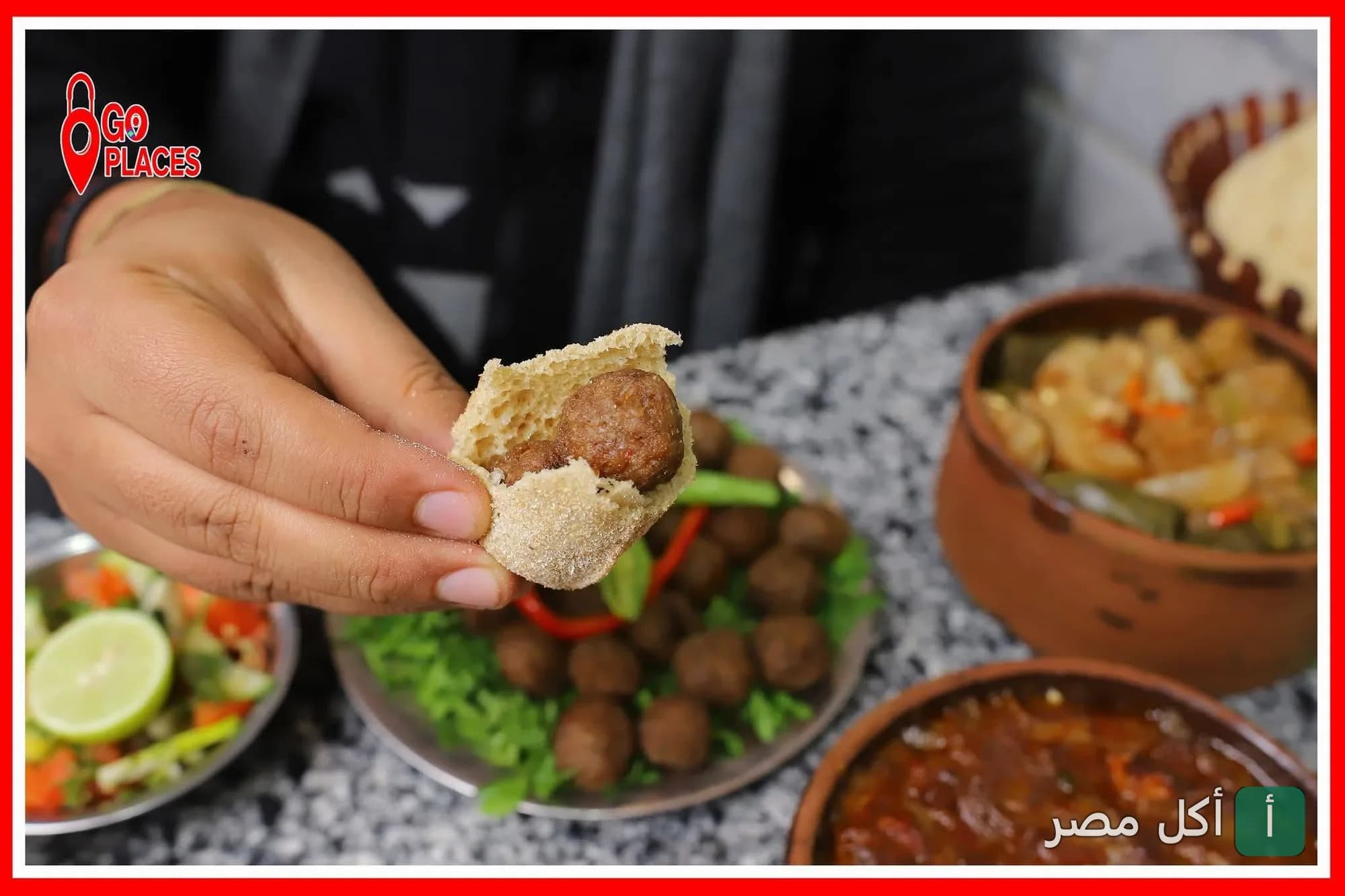 شخص يمسك قطعة كفتة داخل رغيف خبز في مطعم أحباب السيدة ببولاق الدكرور.