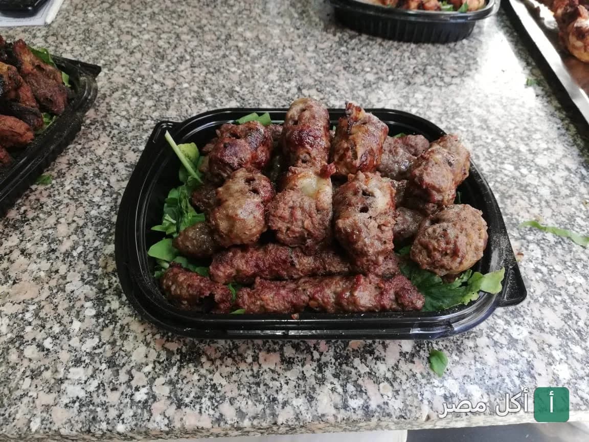 طبق كباب وكفتة مشوية على سرير من الخضرة في مطعم أبو خالد الكبابجي ببولاق الدكرور
