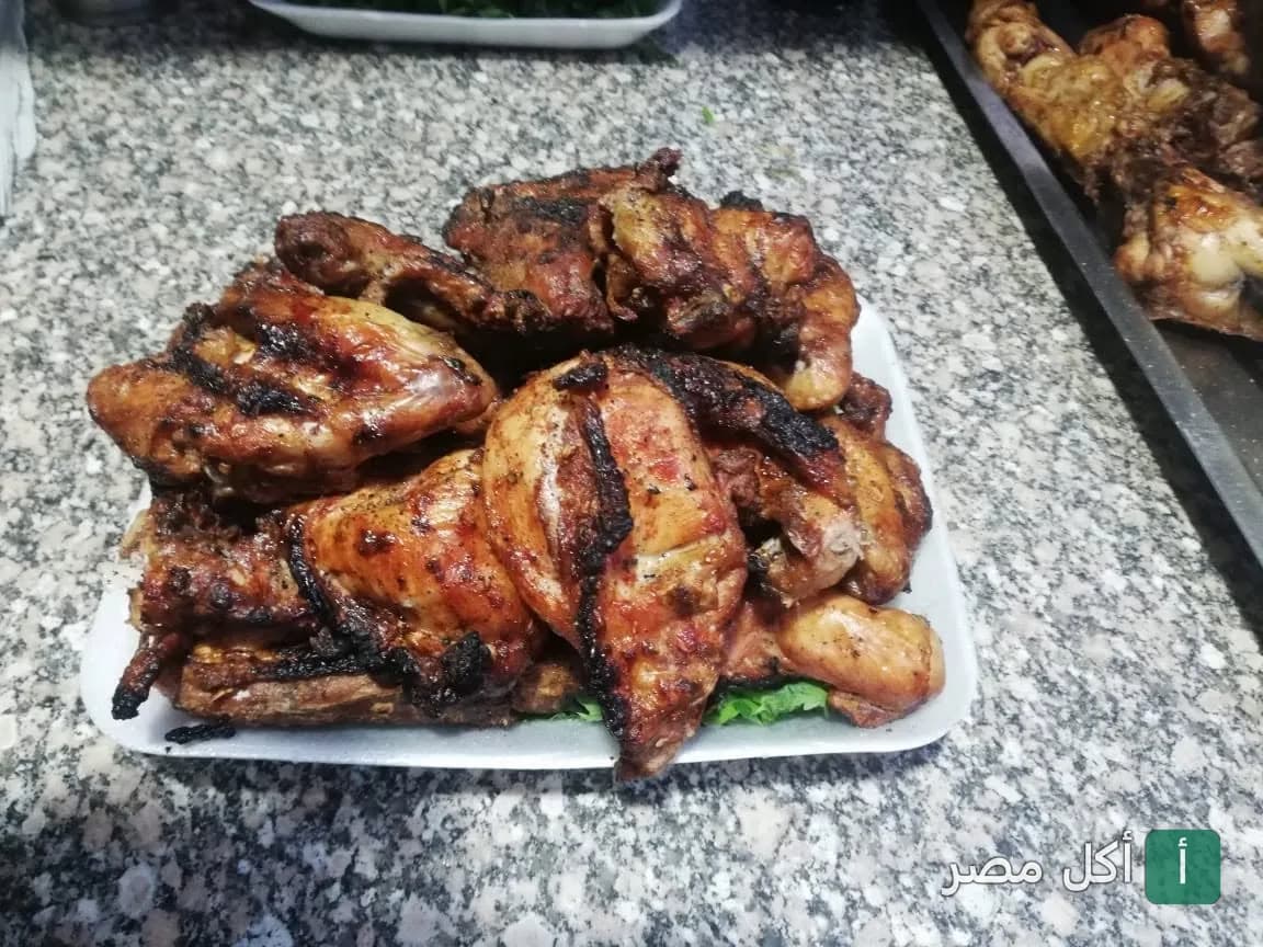 طبق فراخ مشوية على الفحم في مطعم أبو خالد الكبابجي ببولاق الدكرور.