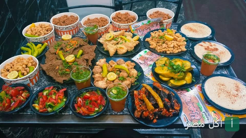 سفرة مليانة أطباق كبدة ومخ ومقبلات من مطعم كبدة ومخ أولاد مهران في بولاق الدكرور.