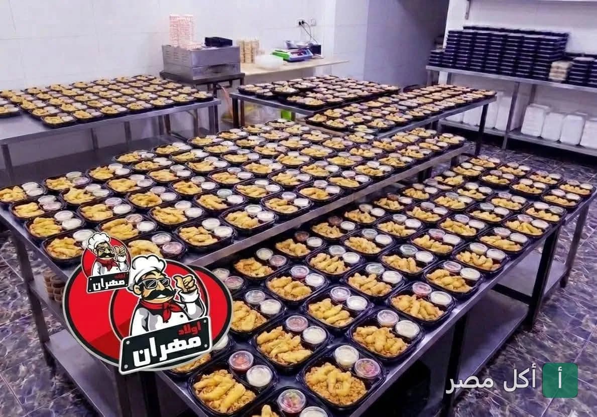 طلبات وجبات جاهزة في علب بلاستيكية داخل مطبخ كبدة ومخ اولاد مهران ببولاق الدكرور.