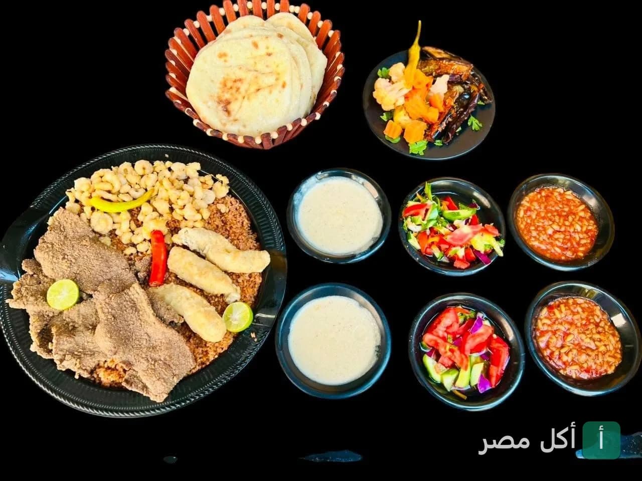طبق كبدة ومخ مع مقبلات وسلطات وخبز في مطعم كبدة ومخ اولاد مهران ببولاق الدكرور