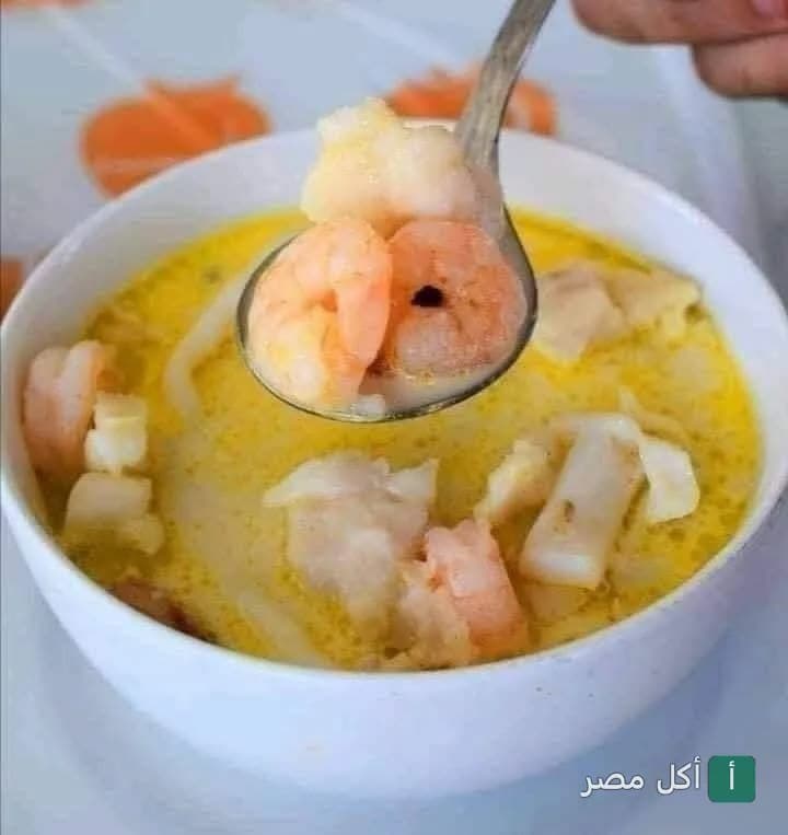ملعقة ترفع شوربة سي فود غنية بالجمبري في مطعم كبدة ومخ اولاد مهران ببولاق الدكرور.