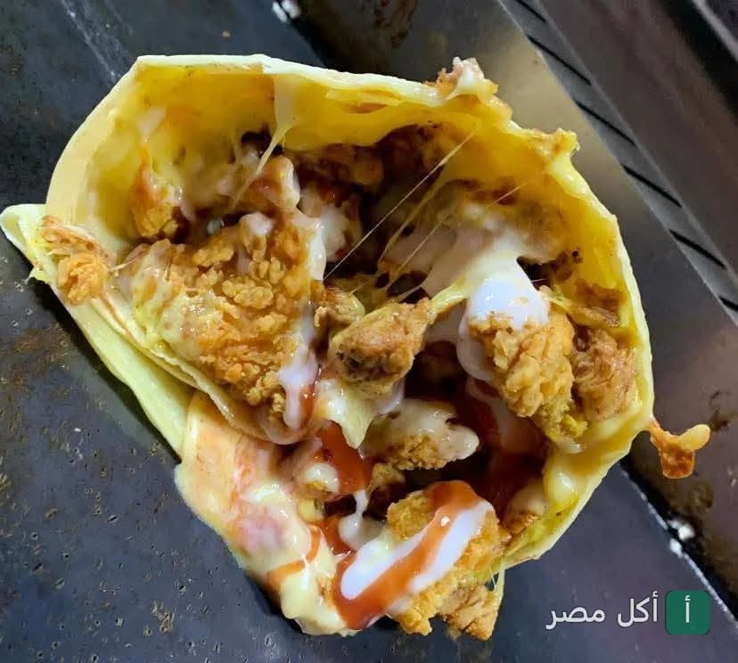 ساندوتش كريب دجاج مقرمش مع جبنة سايحة من مطعم مستر زيزو في بولاق الدكرور