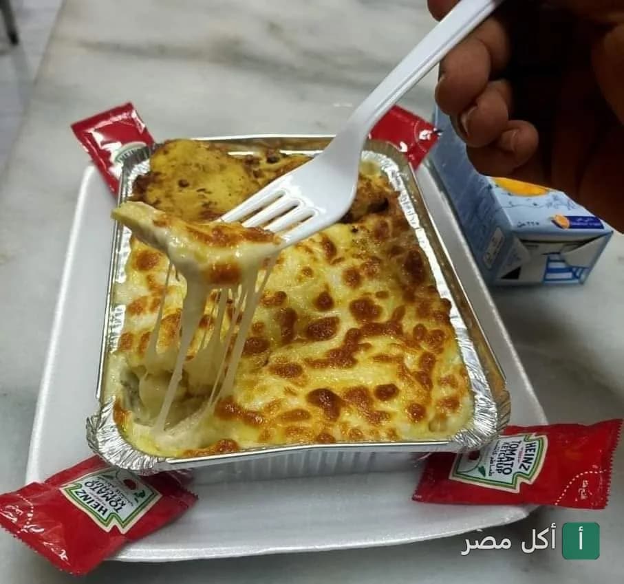 طبق مكرونة بالبشاميل والجبنة السايحة من بيتزا فطائر الزعيم في بولاق الدكرور