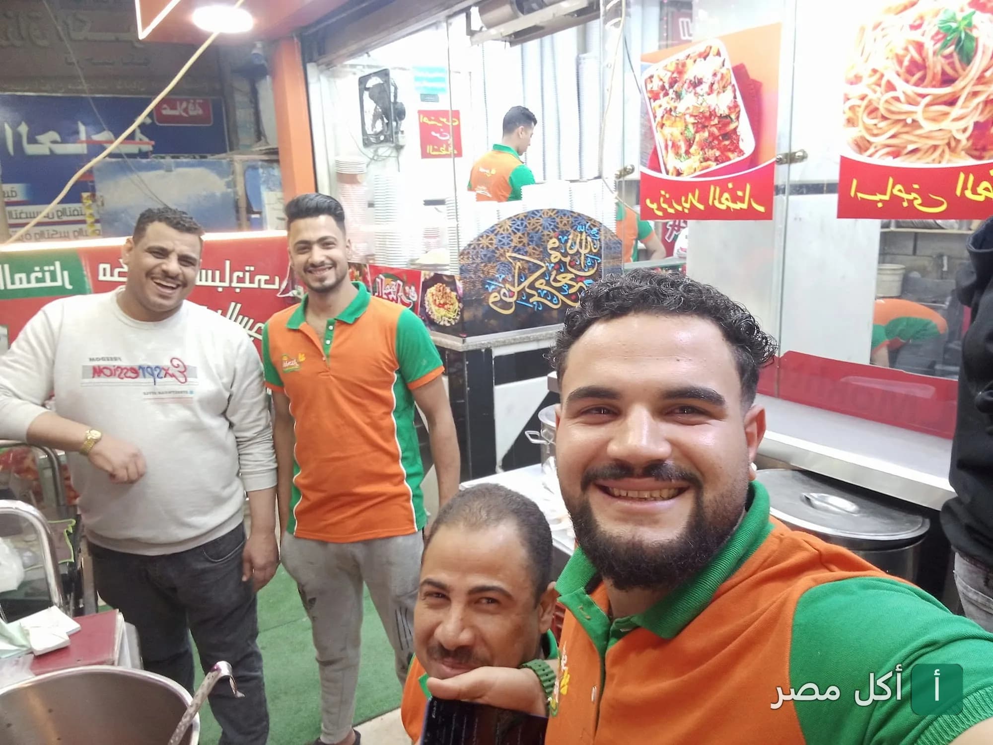 فريق عمل كشري المختار في بولاق الدكرور يبتسمون داخل المطعم