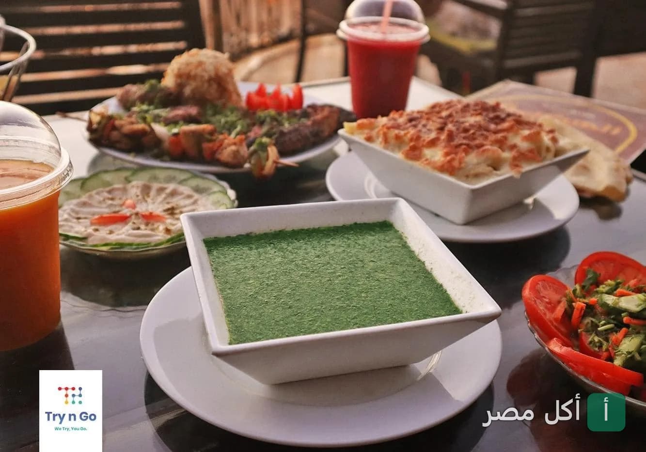 مائدة متنوعة من الأطباق المصرية مثل الملوخية والمشويات في مطعم وكافيه الهضبة بنزلة السمان، الجيزة.