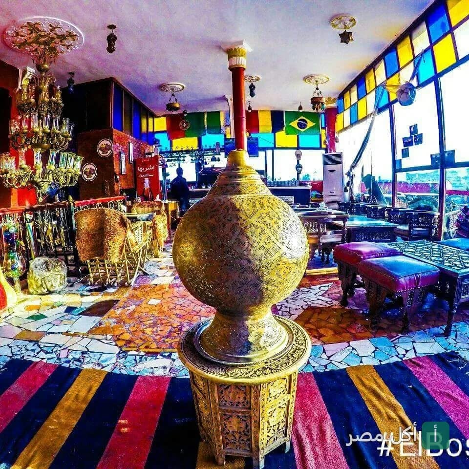 ديكور شرقي تقليدي بقطعة نحاسية مزخرفة داخل مطعم وكافيه الهضبة في نزلة السمان بالجيزة.