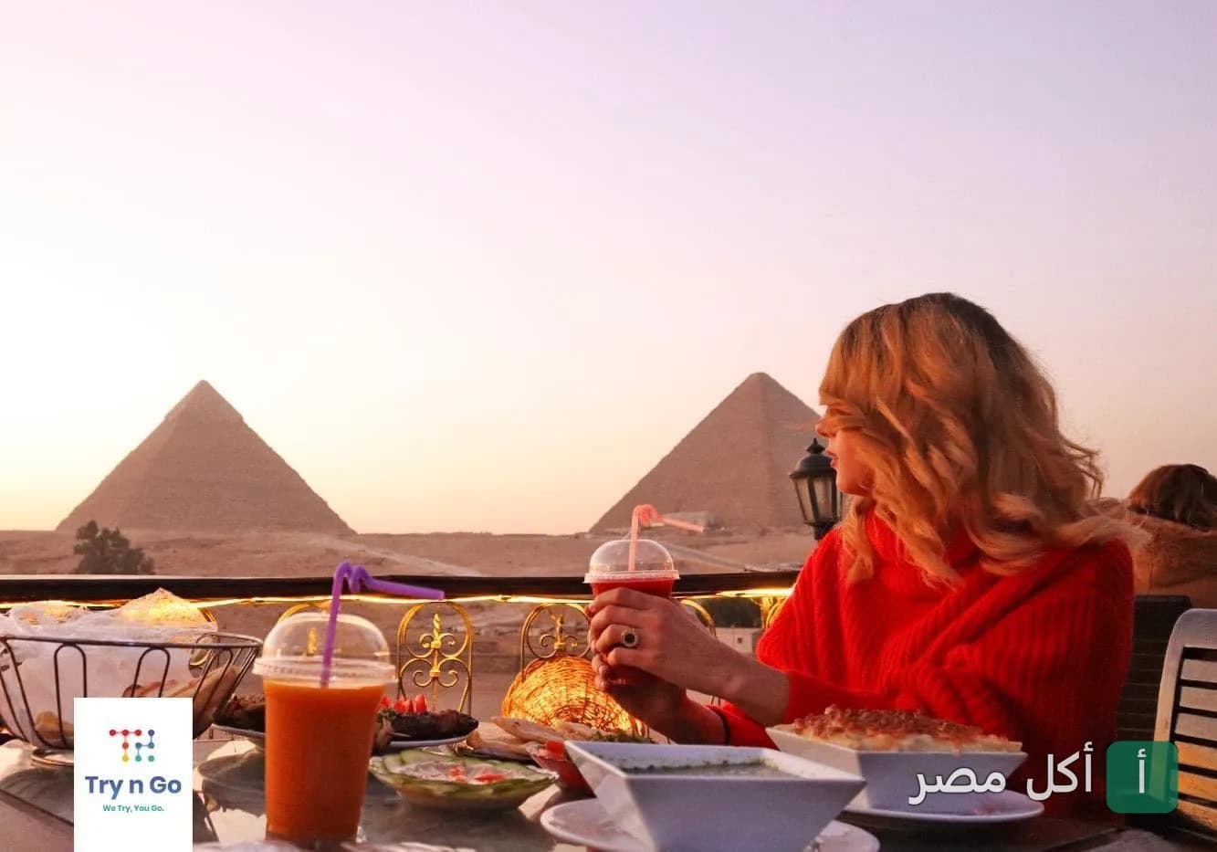 زبونة تتناول الطعام في مطعم وكافيه الهضبة بنزلة السمان مع إطلالة مباشرة على أهرامات الجيزة.