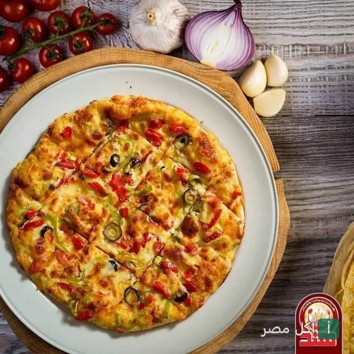 بيتزا بالخضروات والزيتون من مطعم كشري وبيتزا هند في الجيزة