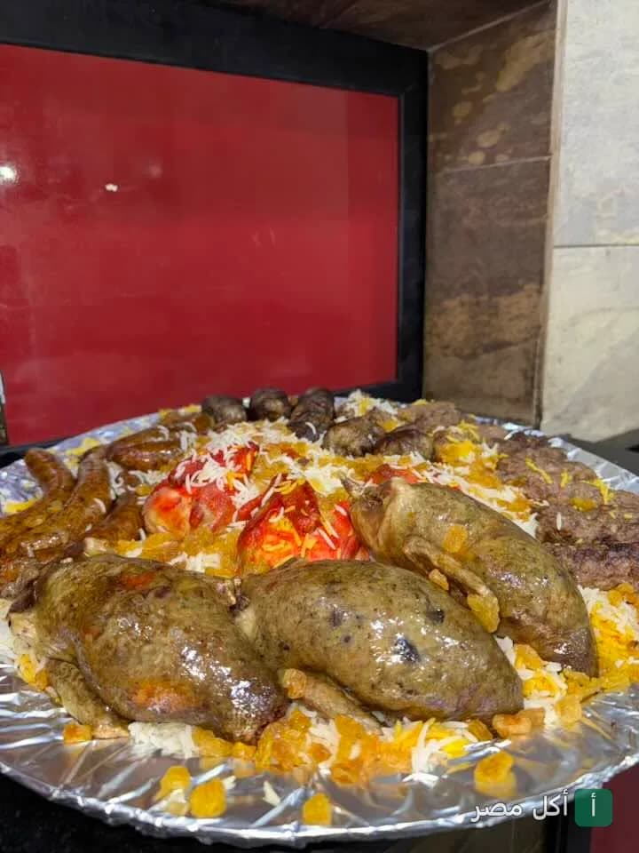 طبق مشويات متنوع من مطعم حضرموت البحر الأعظم بالجيزة، يضم حمام محشي وأرز ومشاوي.