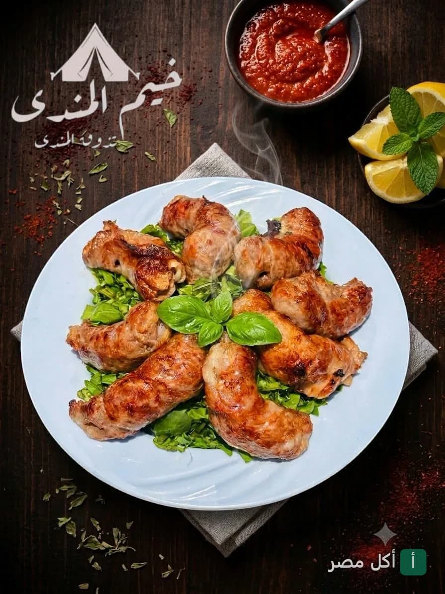 طبق مشاوي ساخن من مطعم خيم المندي على طريق المنصورية بالجيزة، يقدم مع صوص أحمر وليمون.