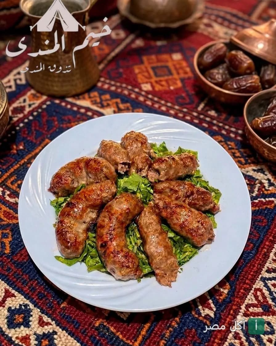 طبق مشاوي من مطعم خيم المندي على طريق المنصورية بالجيزة، يقدم على فرشة من الخضرة.