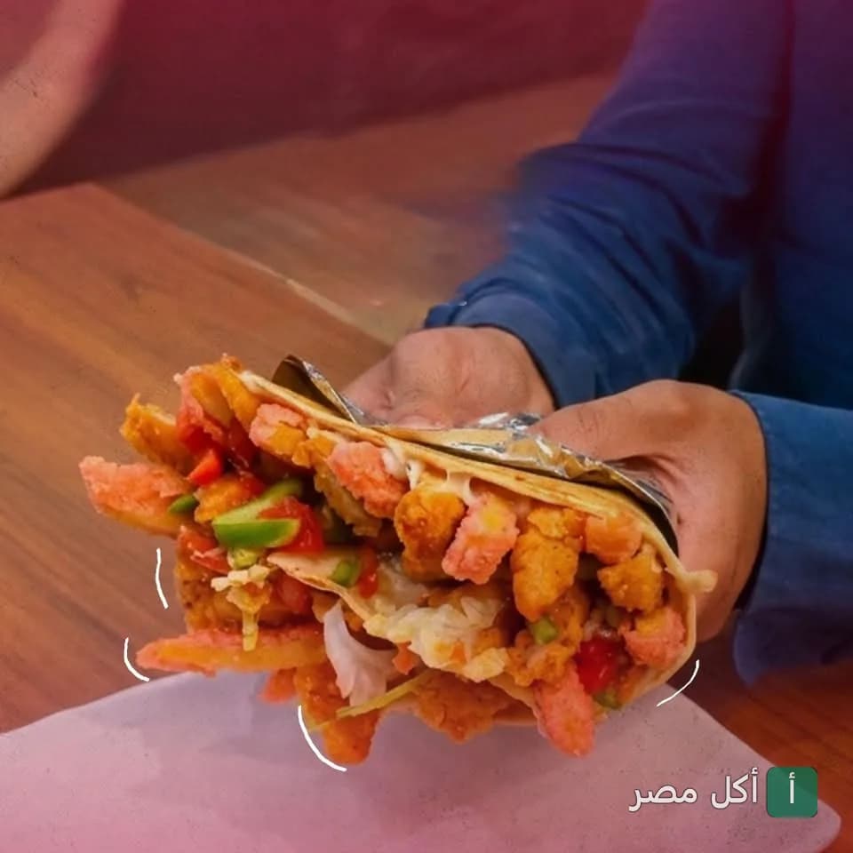 ساندوتش فطيرة محشو بقطع الدجاج المقرمش والخضروات من مطعم فطائر و بيتزا القليوبي في الجيزة.