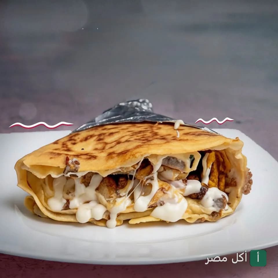ساندوتش كريب محشو بالدجاج والجبن السايح في مطعم فطائر و بيتزا القليوبي بالجيزة.