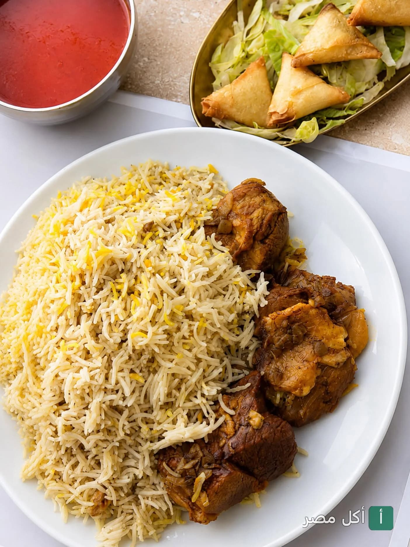 طبق أرز باللحم مع سمبوسك وشوربة من مطعم دار نوره في الدقي بالجيزة.