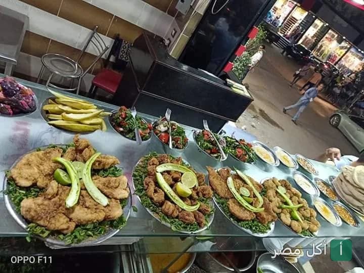 أطباق متنوعة من الجمبري والكبده والمخ المقلية مع السلطات في مطعم الشرقاوي بترسا بالجيزة.