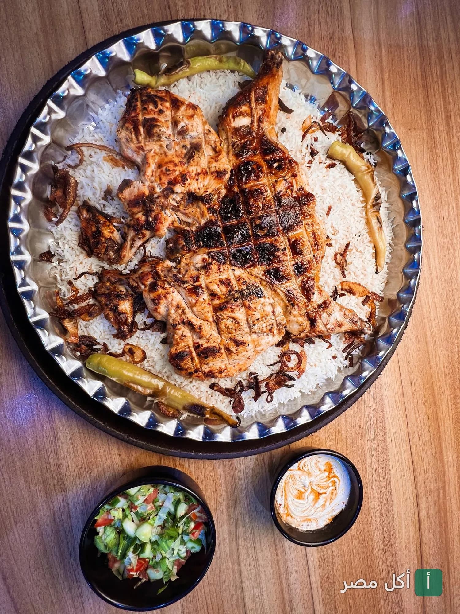 طبق دجاج مشوي على الطريقة اليمنية مع الأرز الأبيض في مطعم قصر الضيافة اليمنية بفيصل، الجيزة.